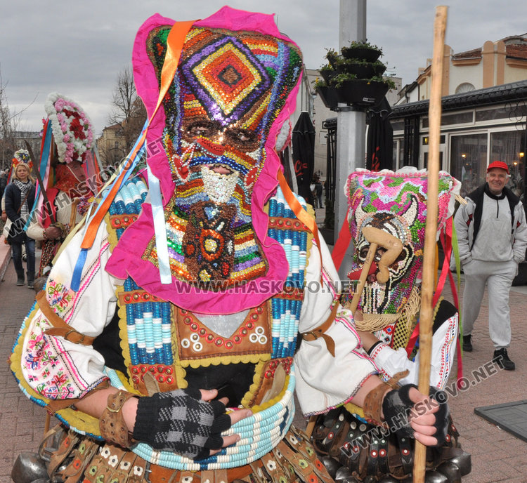 Кукери и коледари от Карлово и Ямбол превзеха площада в Хасково (видео)