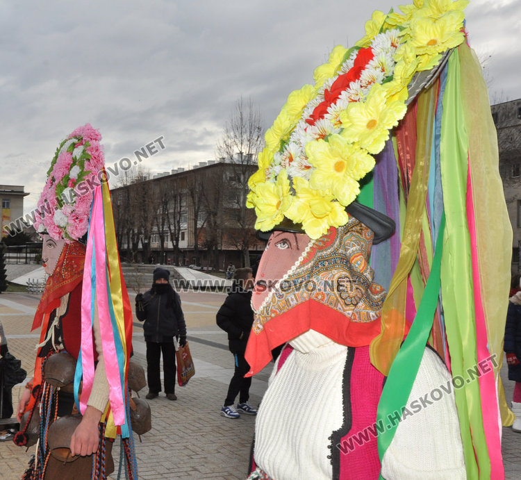 Кукери и коледари от Карлово и Ямбол превзеха площада в Хасково (видео)