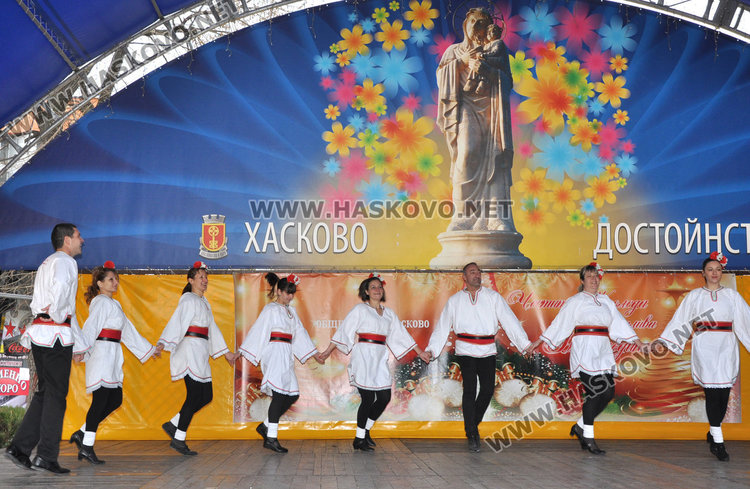 Кукери и коледари от Карлово и Ямбол превзеха площада в Хасково (видео)