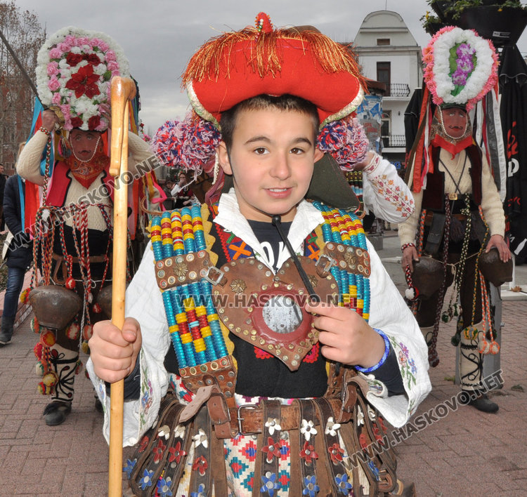 Кукери и коледари от Карлово и Ямбол превзеха площада в Хасково (видео)