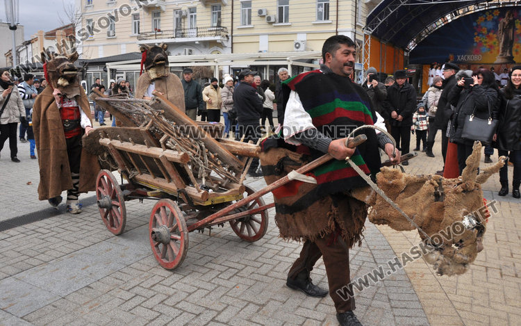 Кукери и коледари от Карлово и Ямбол превзеха площада в Хасково (видео)