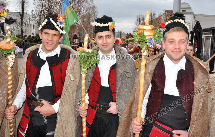 Кукери и коледари от Карлово и Ямбол превзеха площада в Хасково (видео)