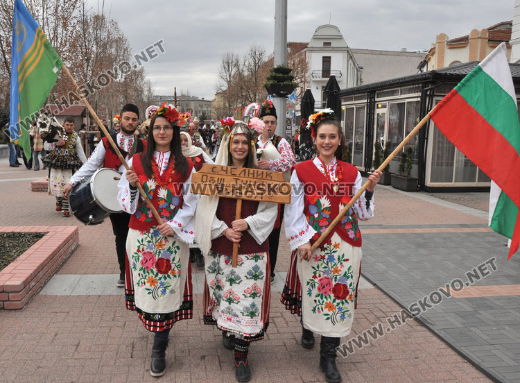 Кукери и коледари от Карлово и Ямбол превзеха площада в Хасково (видео)