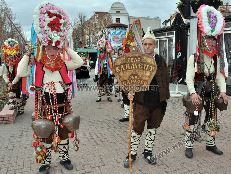 Кукери и коледари от Карлово и Ямбол превзеха площада в Хасково (видео)