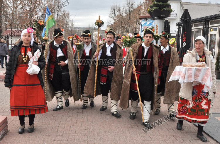 Кукери и коледари от Карлово и Ямбол превзеха площада в Хасково (видео)