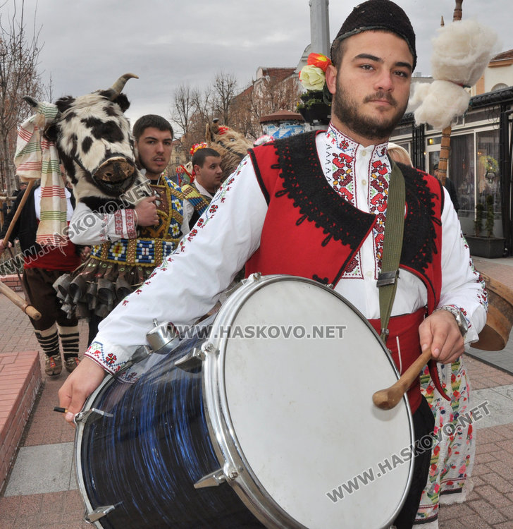 Кукери и коледари от Карлово и Ямбол превзеха площада в Хасково (видео)