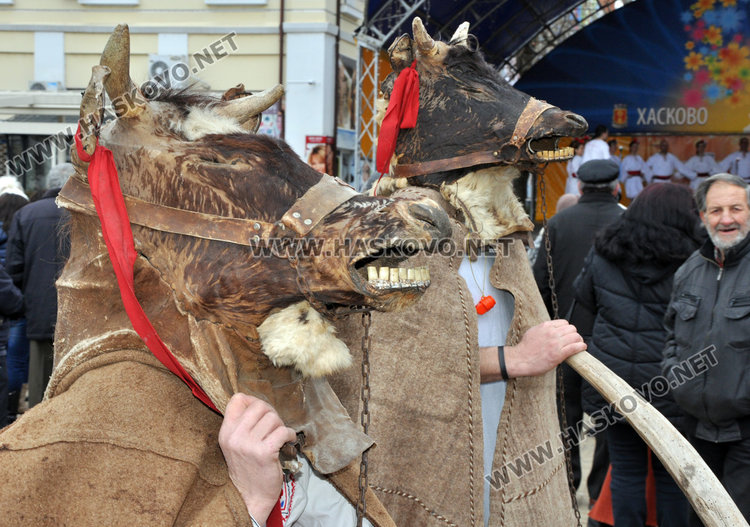 Кукери и коледари от Карлово и Ямбол превзеха площада в Хасково (видео)