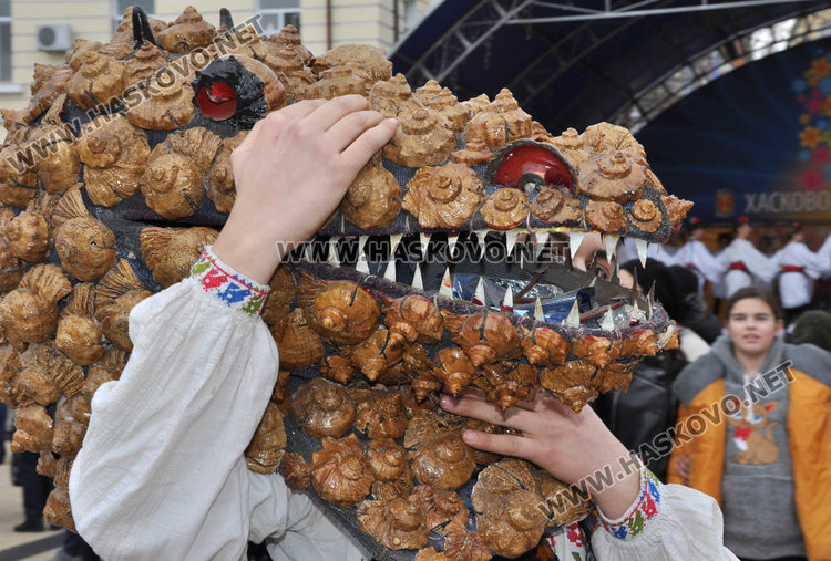 Кукери и коледари от Карлово и Ямбол превзеха площада в Хасково (видео)
