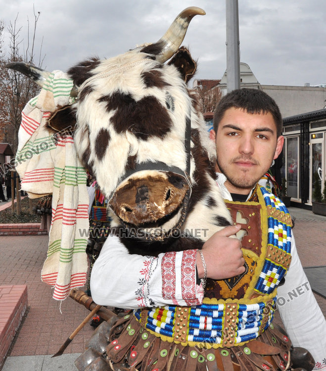 Кукери и коледари от Карлово и Ямбол превзеха площада в Хасково (видео)