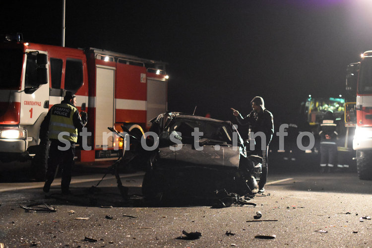 Голф се вряза в тир, един загина и двама с опасност за живота