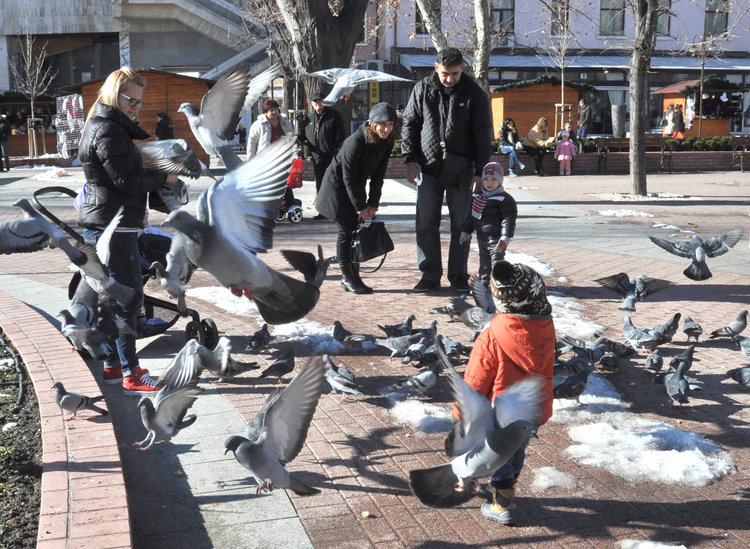 Топло време днес, градусите стигат 13