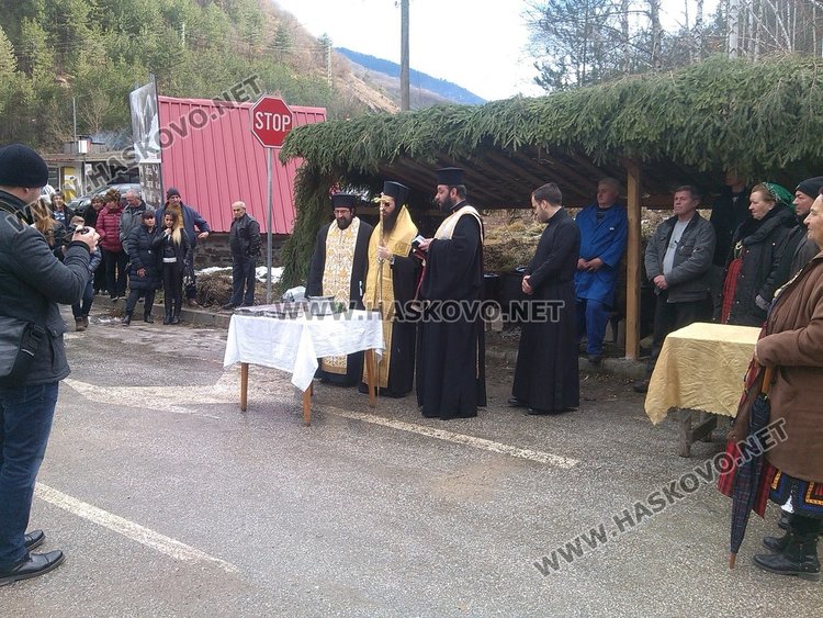  Раздадоха курбан да няма жертви по пътищата, дариха иконки на пътуващите по един от най-тежките пътни участъци в Смолянско  