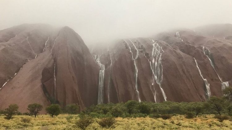 Водопади след чудовищна буря в най-сухото място в Австралия (видео)