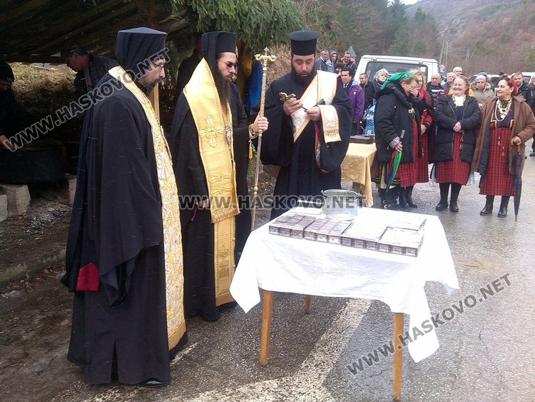  Раздадоха курбан да няма жертви по пътищата, дариха иконки на пътуващите по един от най-тежките пътни участъци в Смолянско  