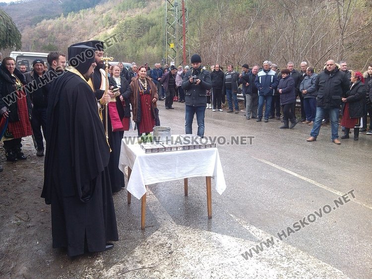  Раздадоха курбан да няма жертви по пътищата, дариха иконки на пътуващите по един от най-тежките пътни участъци в Смолянско  