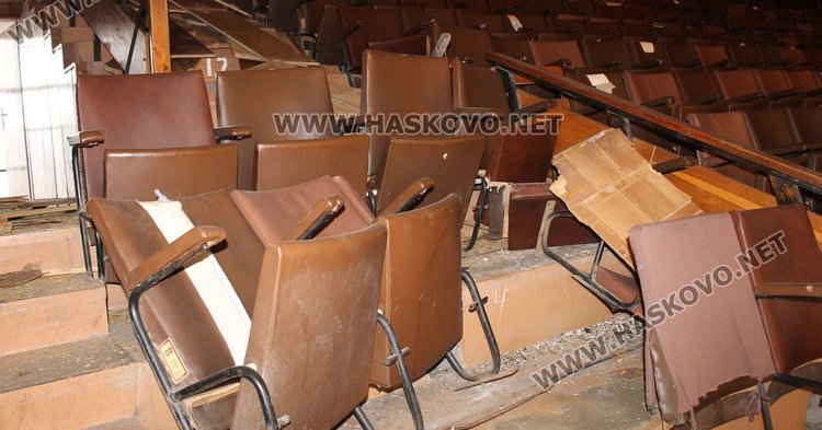 Започна премахването и на старите седалки