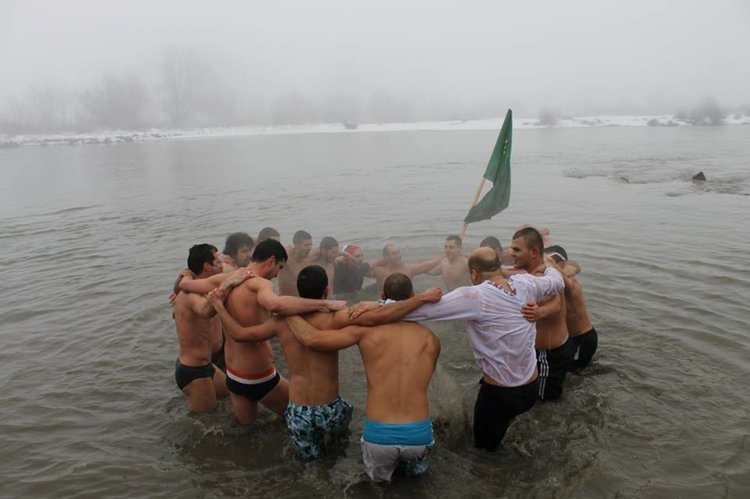 От няколко години мъжете, хвърлящи се във водата за кръста играят и мъжко хоро