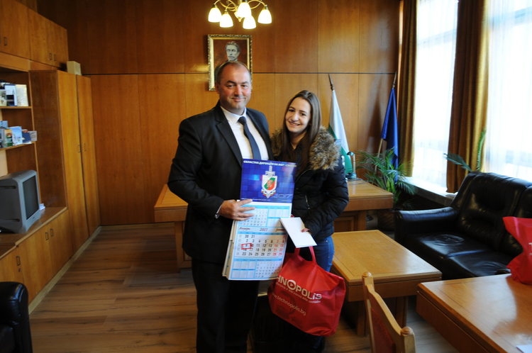 Децата на загиналите служители от ОД  на МВР - Смолян получиха  коледни подаръци