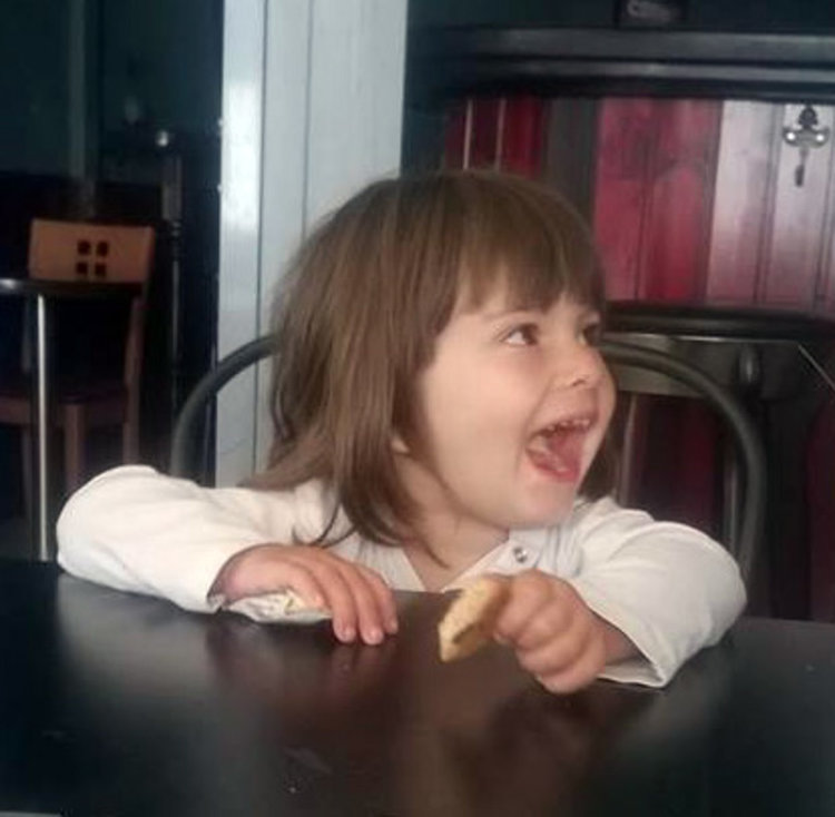 Хасковското сираче, което получи майка за Коледа, расте щастливо в Гърция