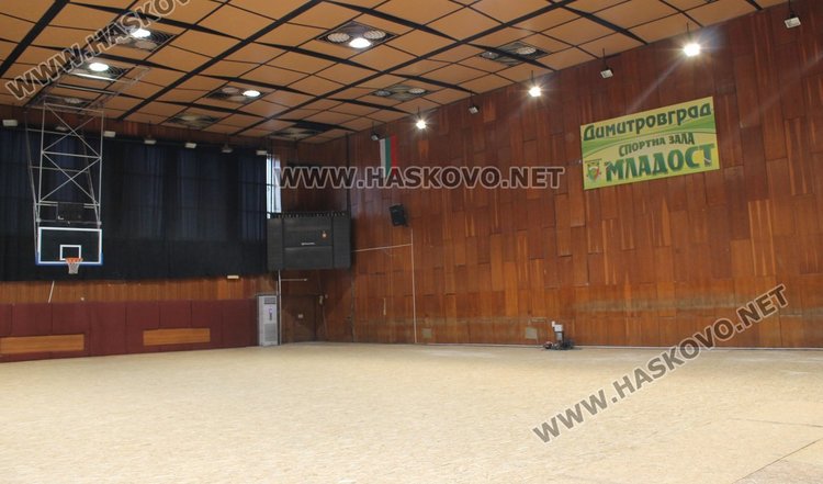  От началото на тази седмица с талашит е покрит и подът на залата, за да се запази по време на ремонта