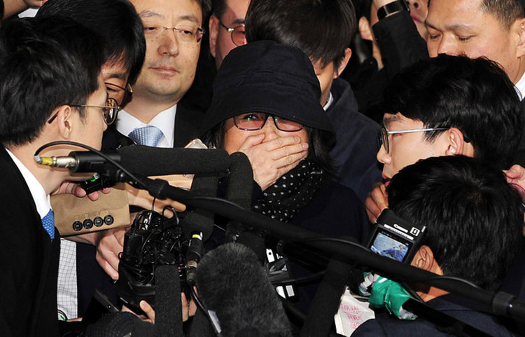 Южна Корея: Гадателката, президентът, корпорациите и милиардите в Пенсионния фонд