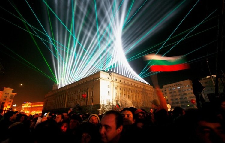 Полицията издига истински барикади в София