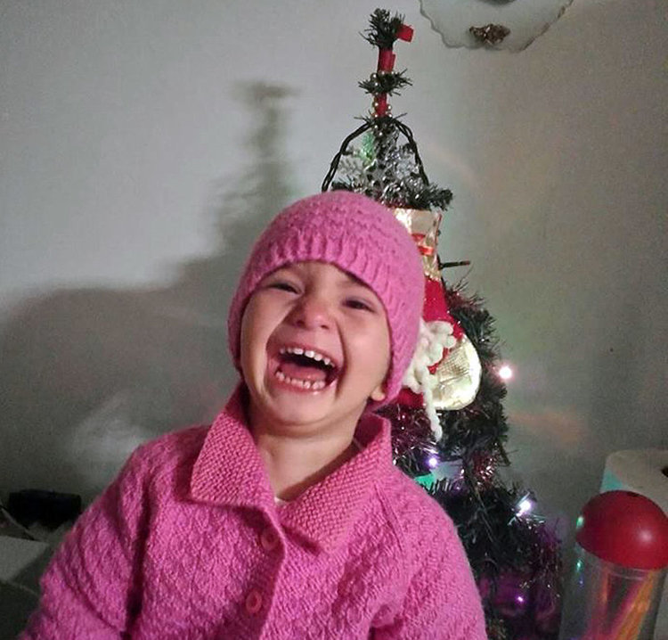 Малката Виктория пред елхата в новия си дом в Гърция