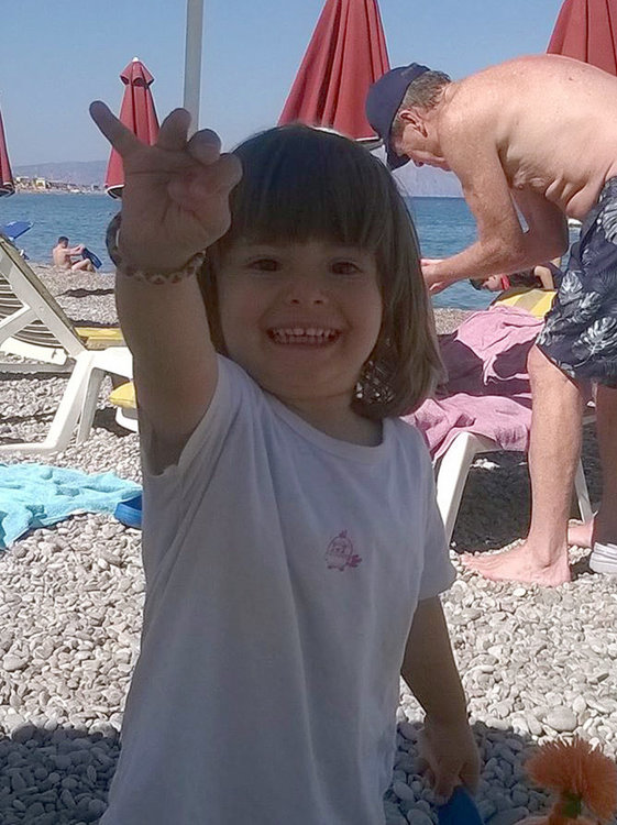 Хасковското сираче, което получи майка за Коледа, расте щастливо в Гърция