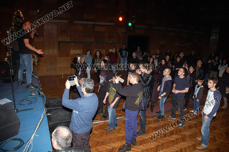 „John Steel” записват  новия си албум с Дуги Уайт