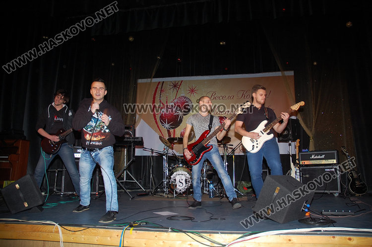 „John Steel” записват  новия си албум с Дуги Уайт