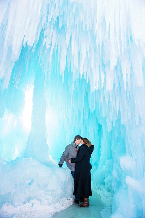 Вижте, Леденият замък е готов (видео)