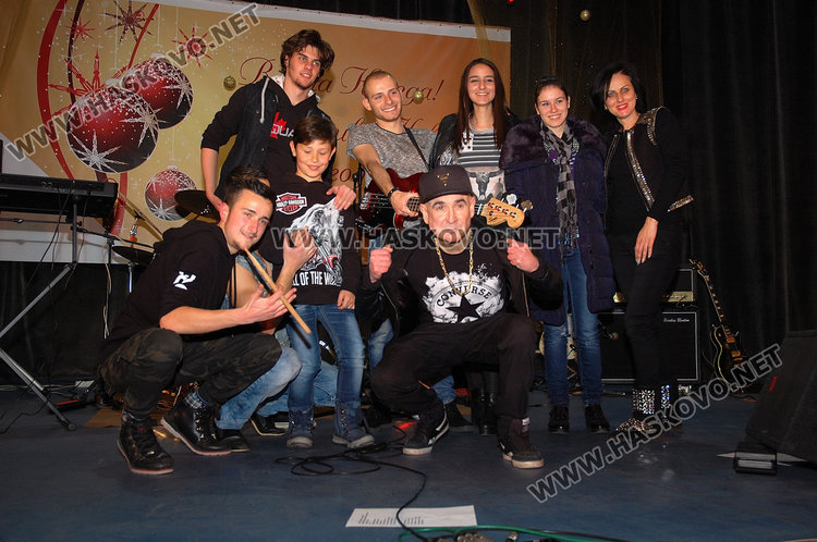 „John Steel” записват  новия си албум с Дуги Уайт