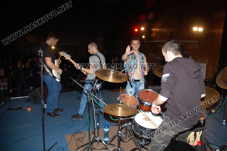 „John Steel” записват  новия си албум с Дуги Уайт