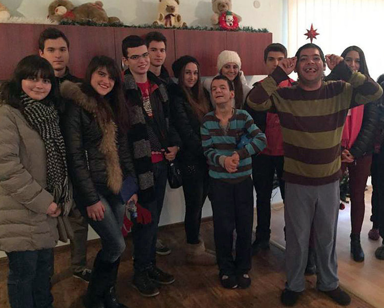 Ученици от Езиковата търсят 500 лв. за деца в нужда, събраха 1450