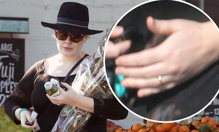 Адел се омъжила тайно на Коледа?