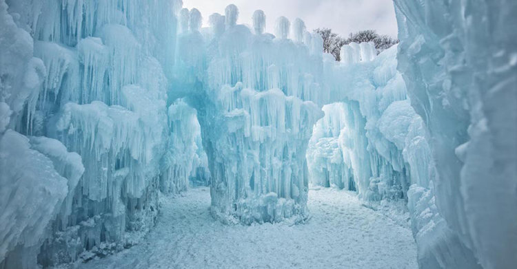 Вижте, Леденият замък е готов (видео)