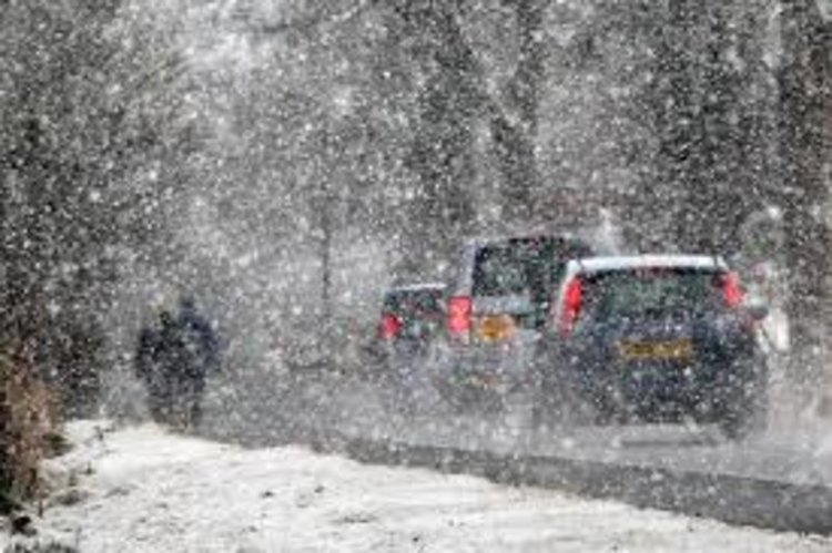 Снежен ад на "Тракия" преди Бургас - няколко катастрофи и закъсали коли заради времето