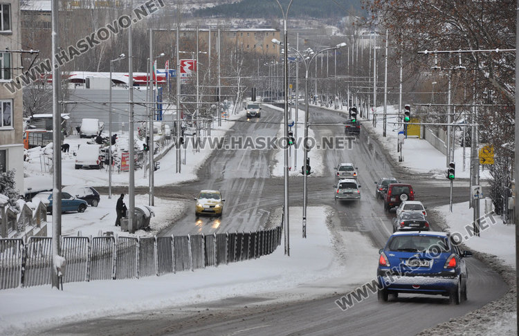 17 снегорина чистят в Хасково от полунощ, паяк вдига колите от улиците 
