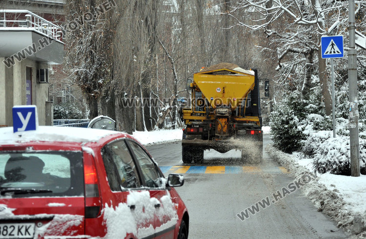 17 снегорина чистят в Хасково от полунощ, паяк вдига колите от улиците 