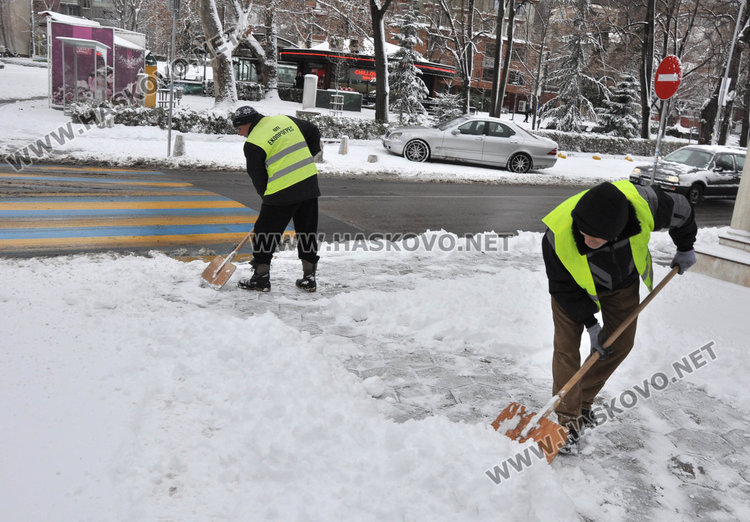 17 снегорина чистят в Хасково от полунощ, паяк вдига колите от улиците 