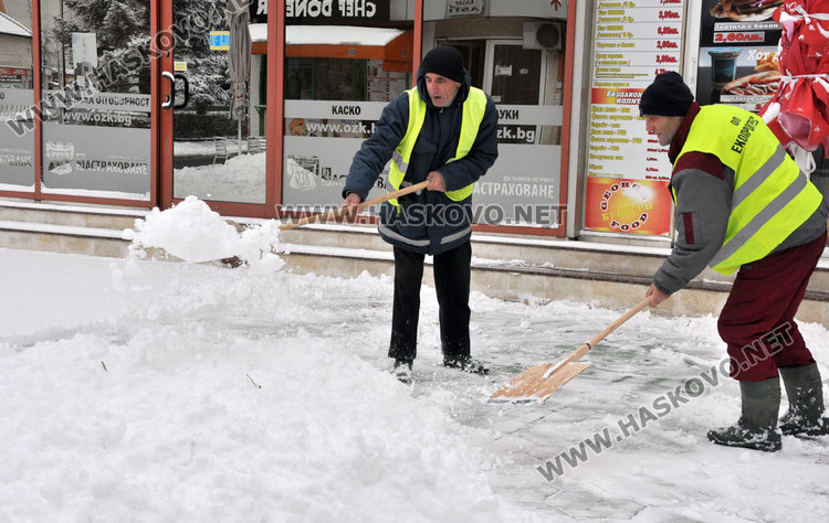 17 снегорина чистят в Хасково от полунощ, паяк вдига колите от улиците 