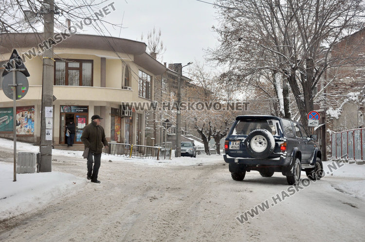17 снегорина чистят в Хасково от полунощ, паяк вдига колите от улиците 