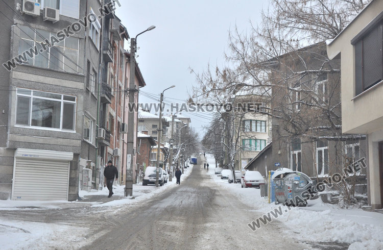 17 снегорина чистят в Хасково от полунощ, паяк вдига колите от улиците 