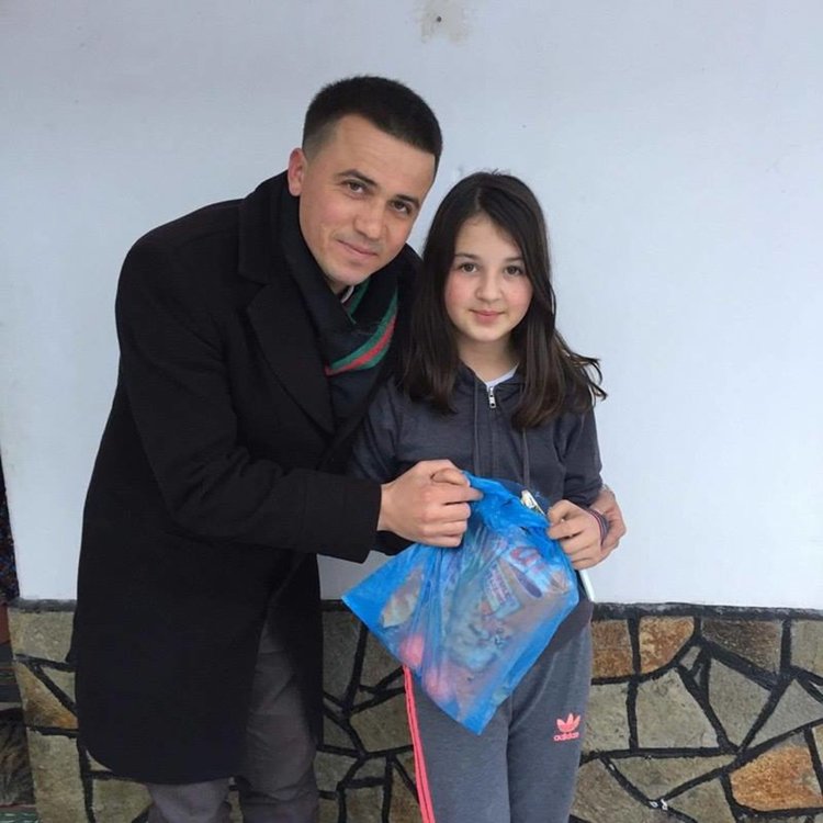 Общинският съветник Ферди Мурад зарадва с новогодишни подаръци децата от район Костино