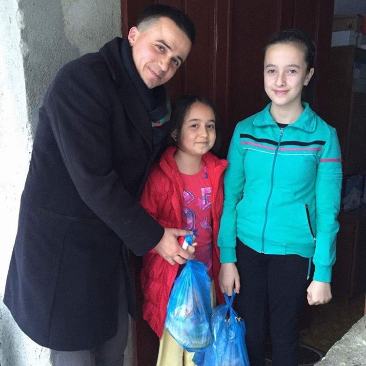 Общинският съветник Ферди Мурад зарадва с новогодишни подаръци децата от район Костино