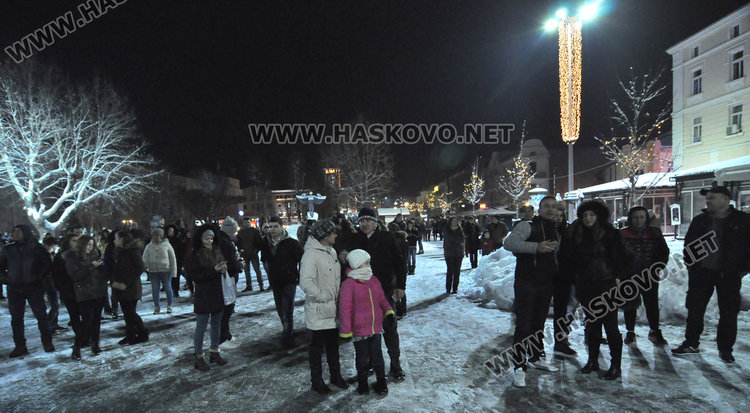 Честита Нова 2017 година! Да е мирна и щастлива 