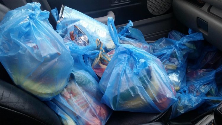 Общинският съветник Ферди Мурад зарадва с новогодишни подаръци децата от район Костино