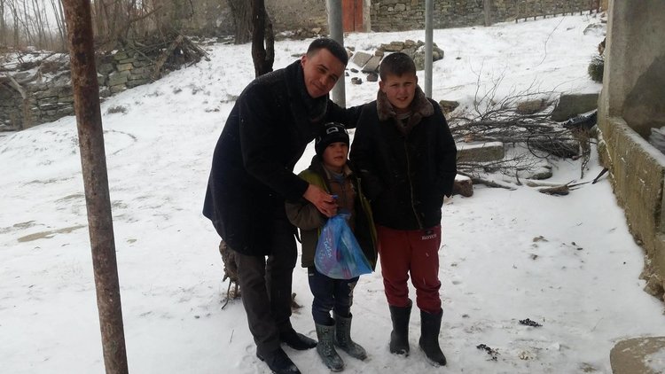 Общинският съветник Ферди Мурад зарадва с новогодишни подаръци децата от район Костино