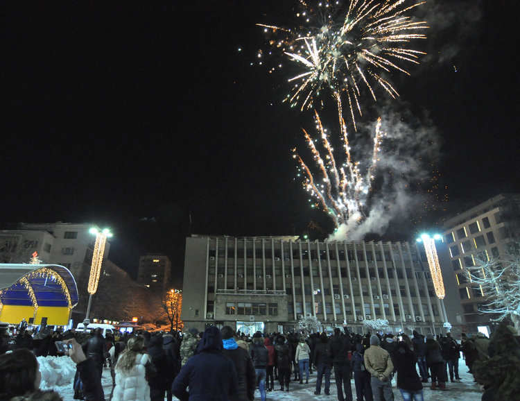 Честита Нова 2017 година! Да е мирна и щастлива 