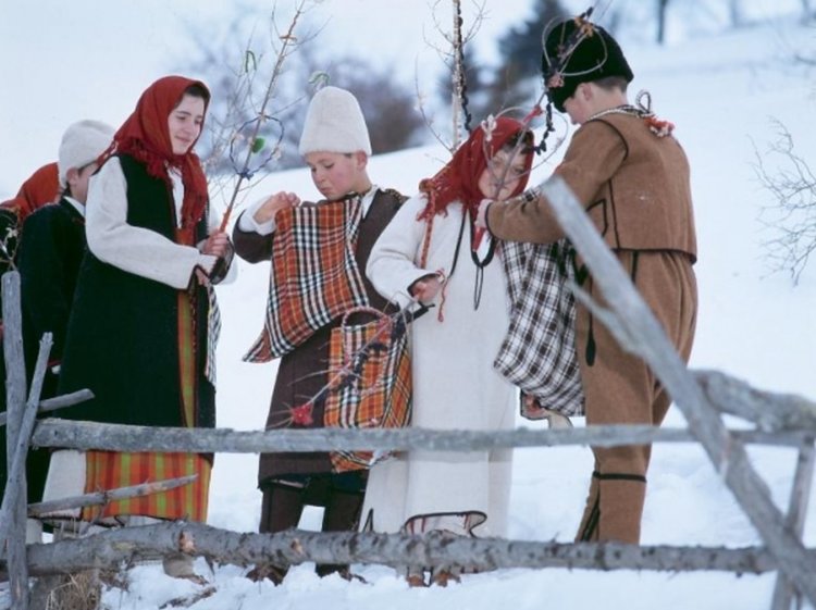 Сурвакарите тръгват, вадете парата